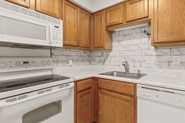 Photo - 2 bed/1 Bath Undergrads OK. Bus line.