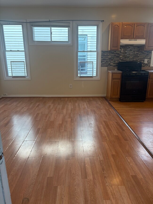 Livingroom - 117 Schley St Unit # 2