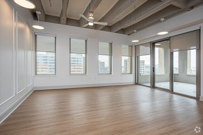 3BR, 3BA - 1,869SF