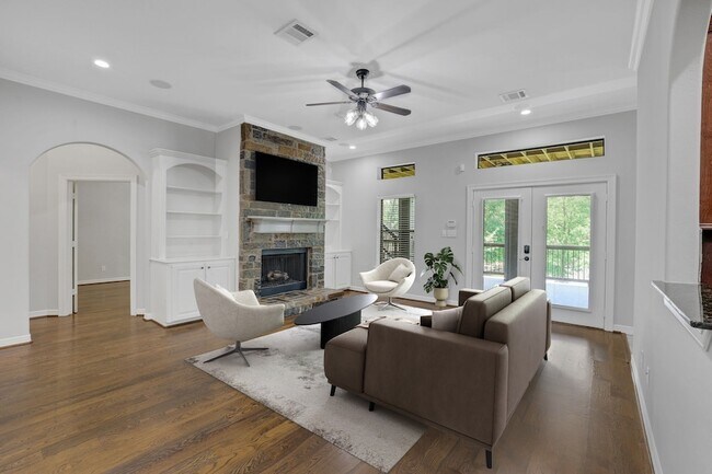 270 Lake Grove Dr