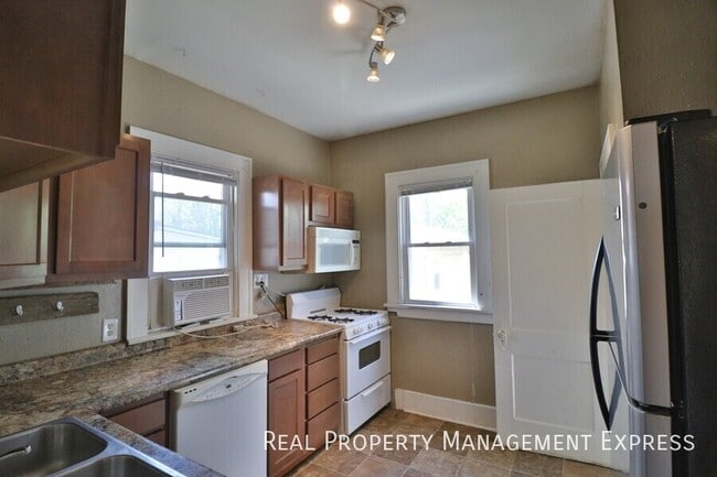Photo - Beautiful 3 bedroom 2 bathroom home near d...