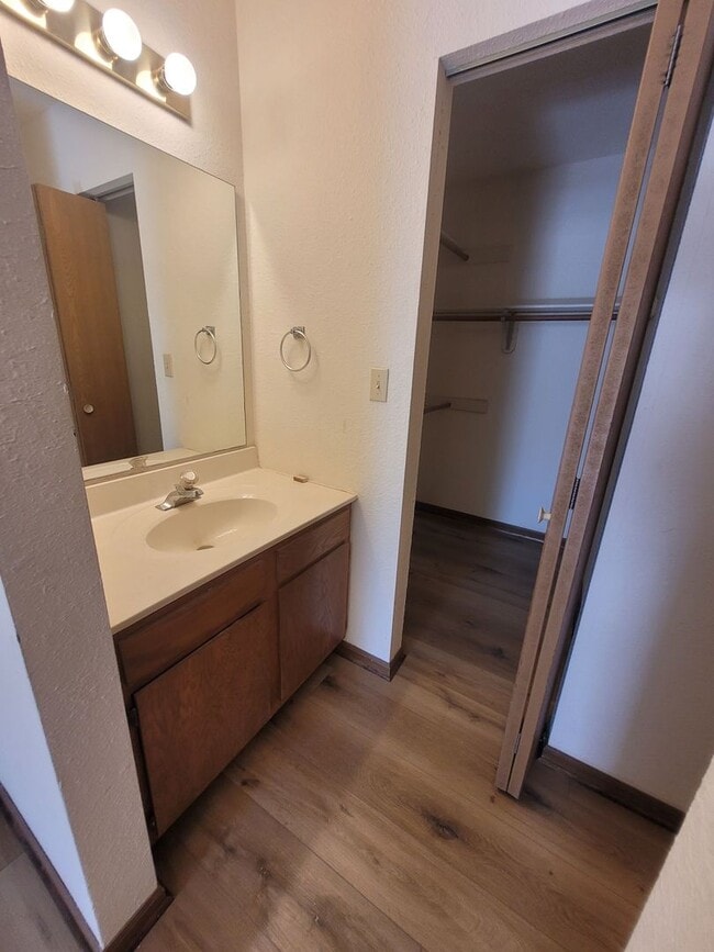 Photo - 2304-2306 Monmouth Ct Unidad 2304