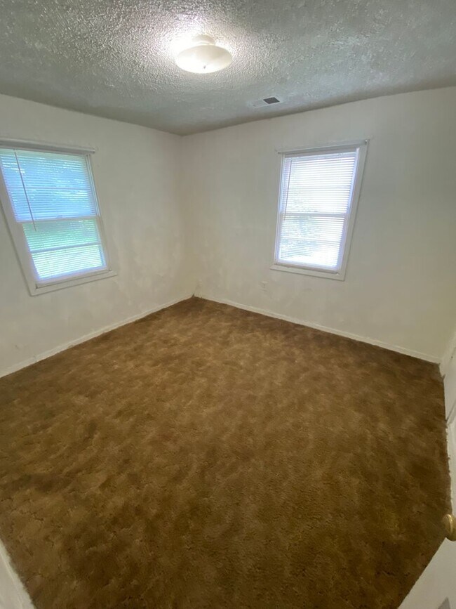 2 Bedroom House for w/Fenced in Yard House Rental in Topeka, KS