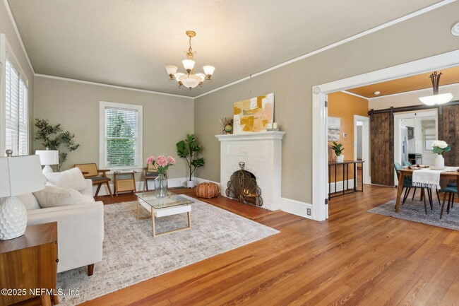 Photo - 3655 Walsh St