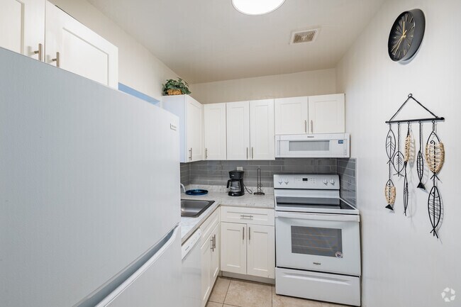 1BR, 1.5BA - 800SF - Kitchen