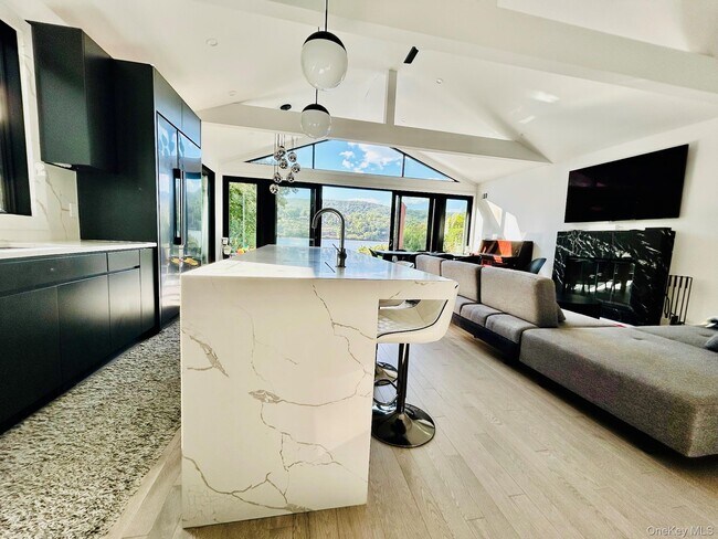 Photo - 12 Hudson River Ln