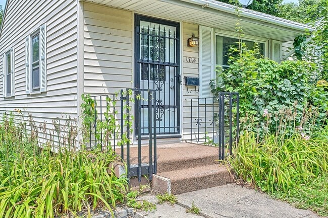 Photo - 2 Bed Bungalow in Champaign- Available August 2026