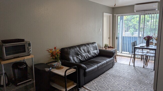 2BR, 2BA - 950SF - Living Area