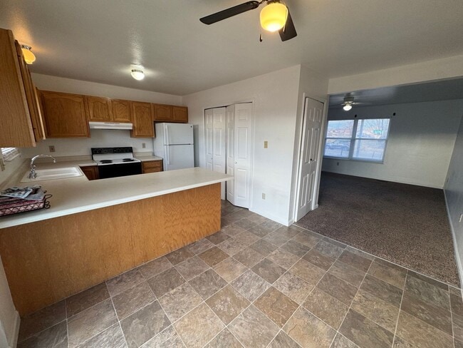 Photo - 498-498 W Bellflower Dr