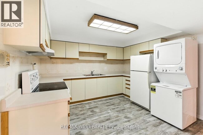 Photo - 83 Sherwood Rd E