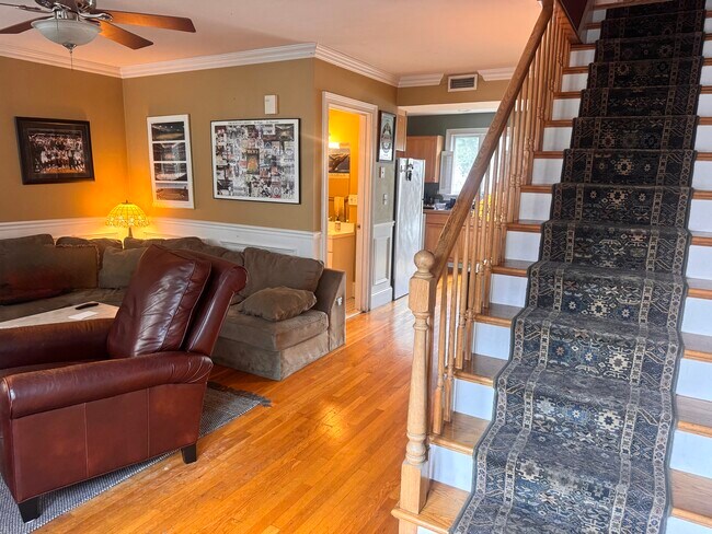 hardwood floors, 12 foot ceilings and wainscoting coating - 8 Roseclair St