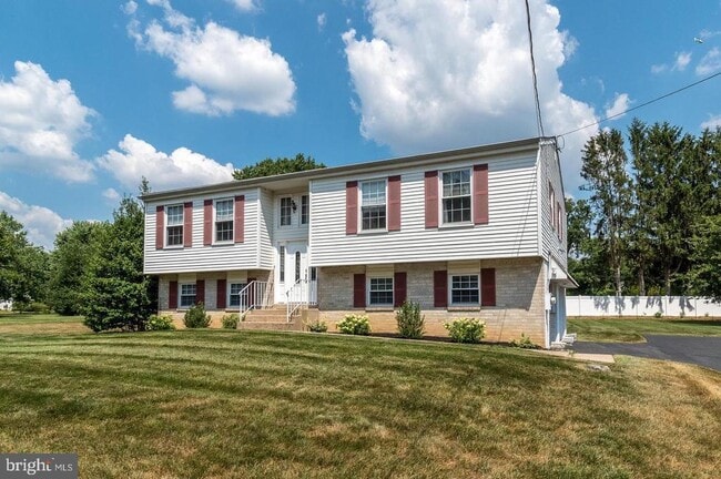 Building Photo - 806 Wright Dr