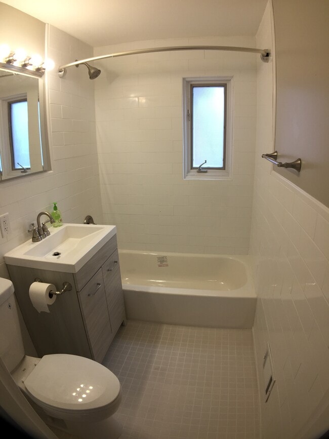 Building Photo - 66 Wiltshire Boulevard Unit 66 Upper