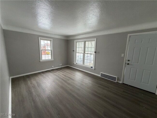 Photo - 920 E 218th St