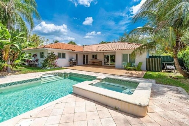 Building Photo - 14610 Tarpon Dr