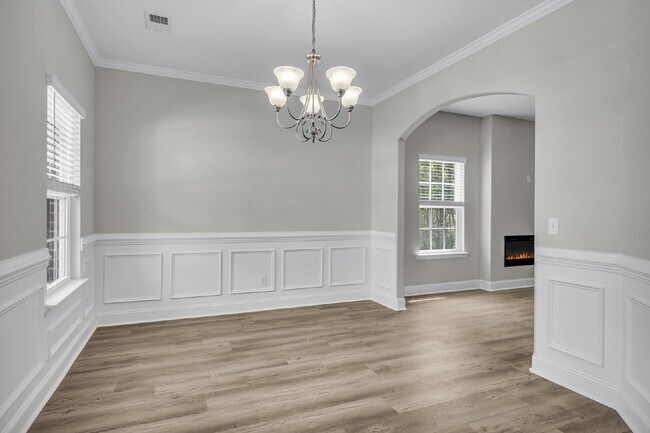 Photo - Spacious 4-Bedroom Home with Bonus Room in...