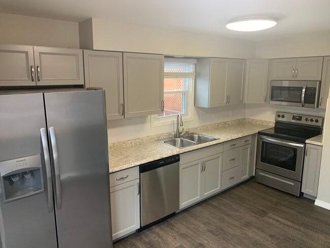 Cocina con electrodomésticos y armarios de acero inoxidable. - 307 Valorie Ln