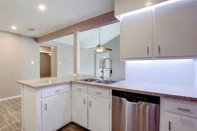 Building Photo - 1301 Thornridge Rd Unit B Rental