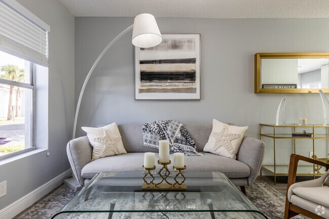 2 BR, 1.5 BA - 914SF