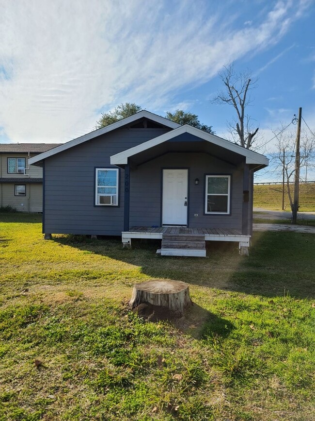 Building Photo - 2/1 Available Now Rental