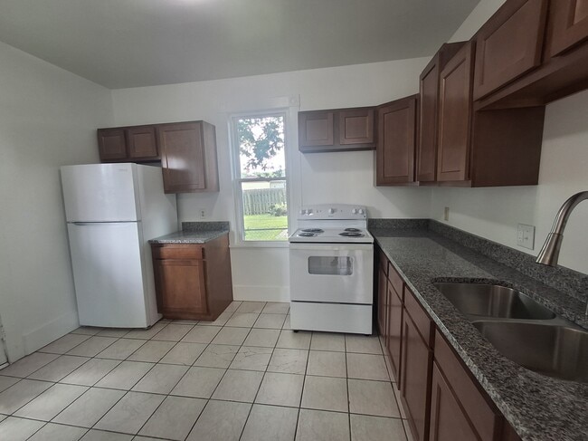 Building Photo - 405 Andover St Unit A
