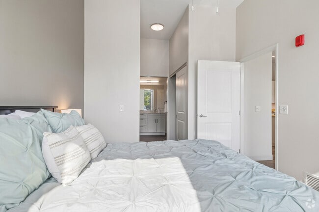 1BD, 1BA - 698SF - Bedroom