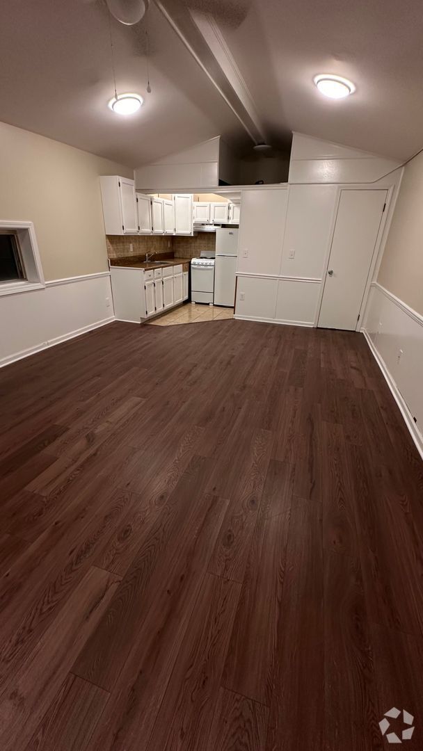 Building Photo - Nice 1 Bed 1 Bath Unit! Available Now! Rental