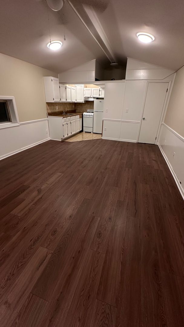 Building Photo - Nice 1 Bed 1 Bath Unit! Available Now! Rental