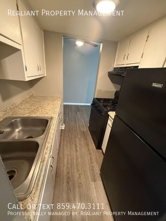 Building Photo - 2082 Fairmont Ct Unit 11