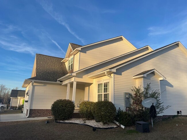 Photo - 3 Bedroom 2.5 Bathroom home located in Rogers Farm in Hubert!