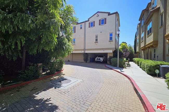 Photo - 7245 Maple Rd