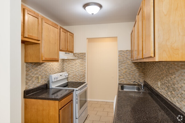 1BR, 1BA - 765SF - Kitchen