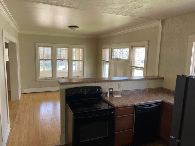 Building Photo - 636 Jackson St Rental