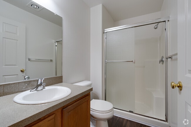 2BR, 2BA - 968SF - Primary Bathroom