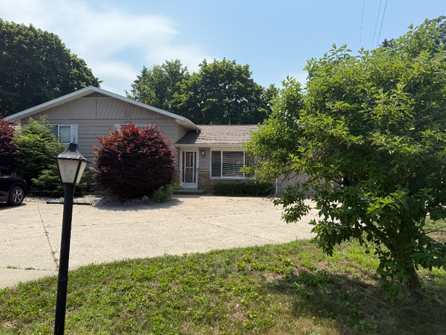 Building Photo - 1332 W Glenlord Rd Rental