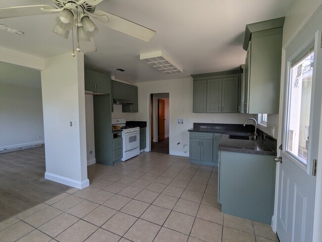 Building Photo - 10694 Chestnut St Rental