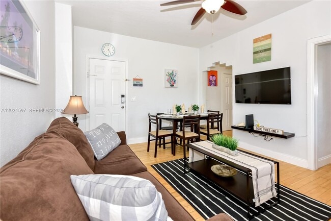 Photo - 8415 Harding Ave Unidad 19