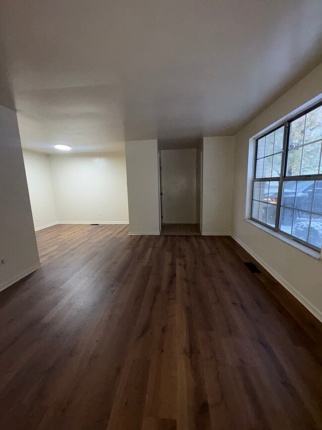 Living Room - 5317 Greencroft Dr Unidad 5317