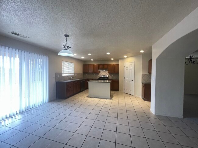 Photo - 9620 Sundoro Pl NW