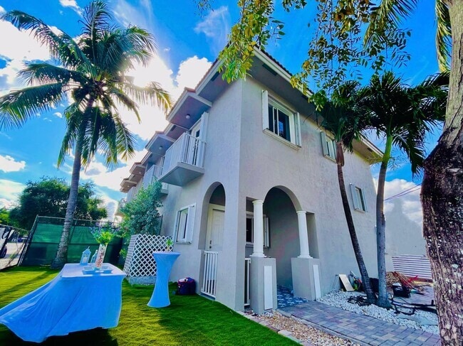 Building Photo - 1102 NW 26th St Rental