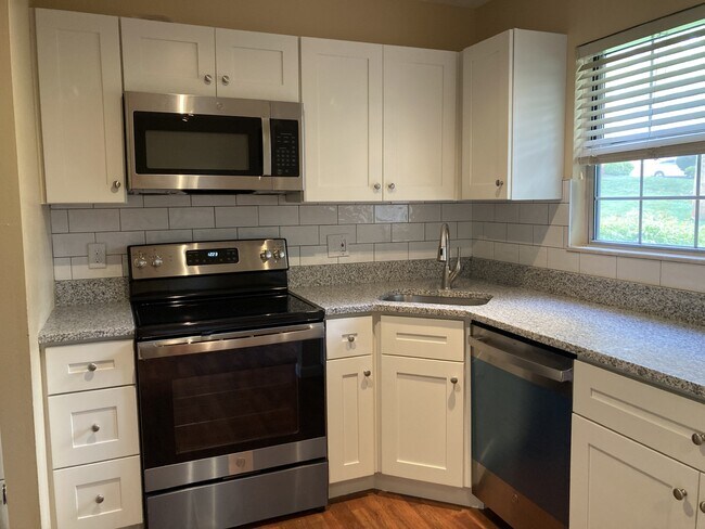 Granite Countertops - 1618 Thrush Ter Unit 1618