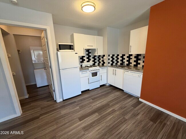 Photo - 1234 W 4th St Unit Apt 2