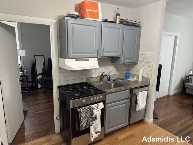 Building Photo - 722 E 6th St Unit 1R