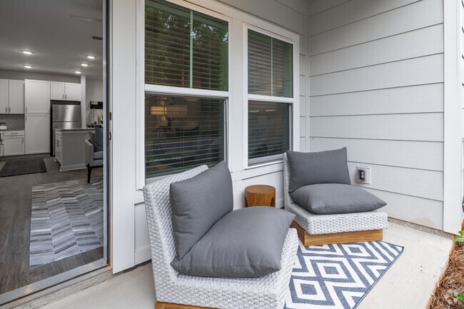 1BR, 1BA - 756SF - Porch