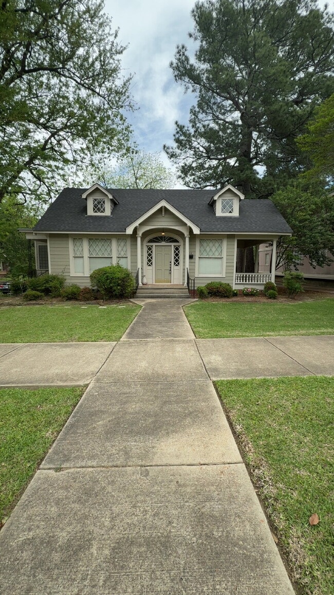 Building Photo - Beautiful duplex in Belhaven!! ALL UTILITIES INCLUDED!!! Unit A