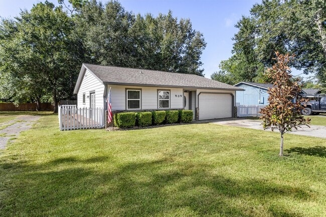 Photo - 909 Stewart St