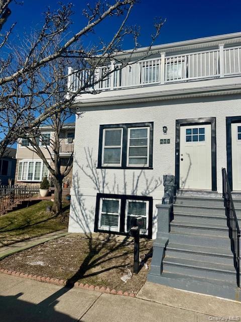 Photo - 661 E Olive St