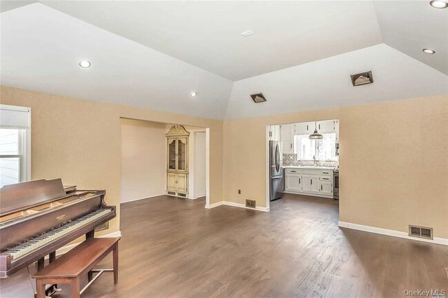 Photo - 25 Valentine Ave