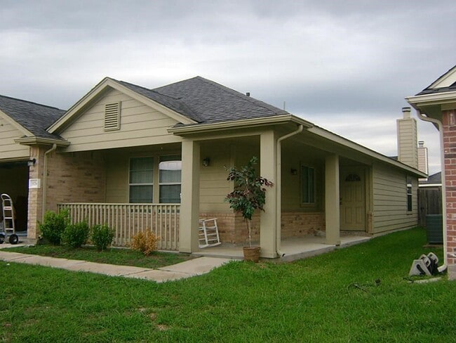 Building Photo - 19754 Cozy Cabbin Dr