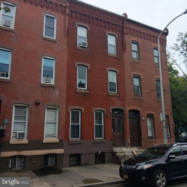 Building Photo - 1732 W Diamond St Unit 1